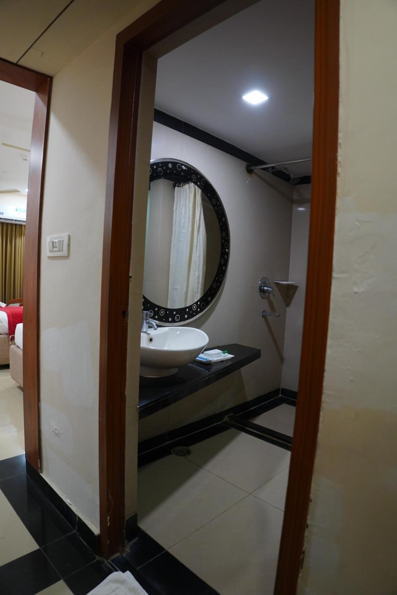 Hotel Grand Nagarjuna By Konark Hotels Guntur Bagian luar foto
